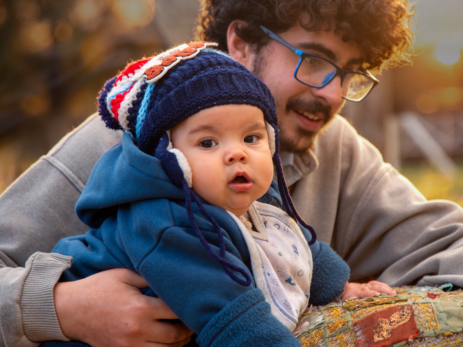 Un papá con su bebé al atardecer