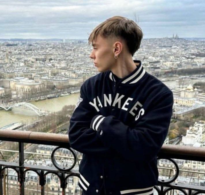 Fotografía original completa de una persona de perfil frente a una ciudad