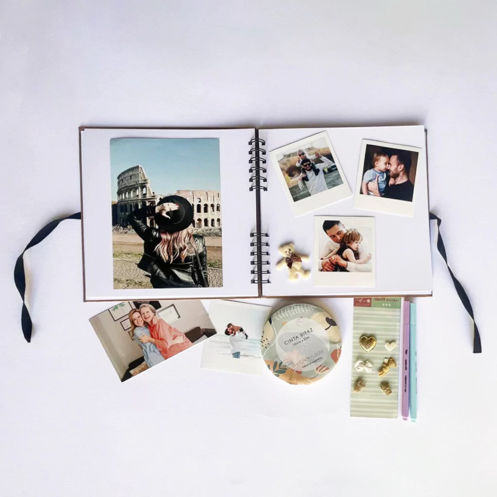 Interior de un álbum New Album con fotografías y recuerdos