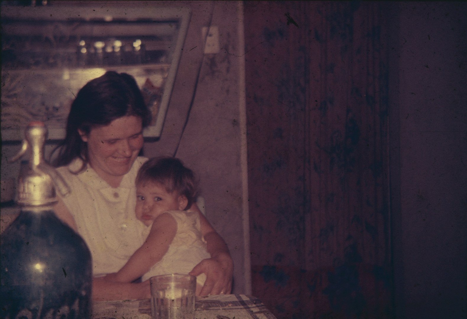 Original de una madre con un bebé