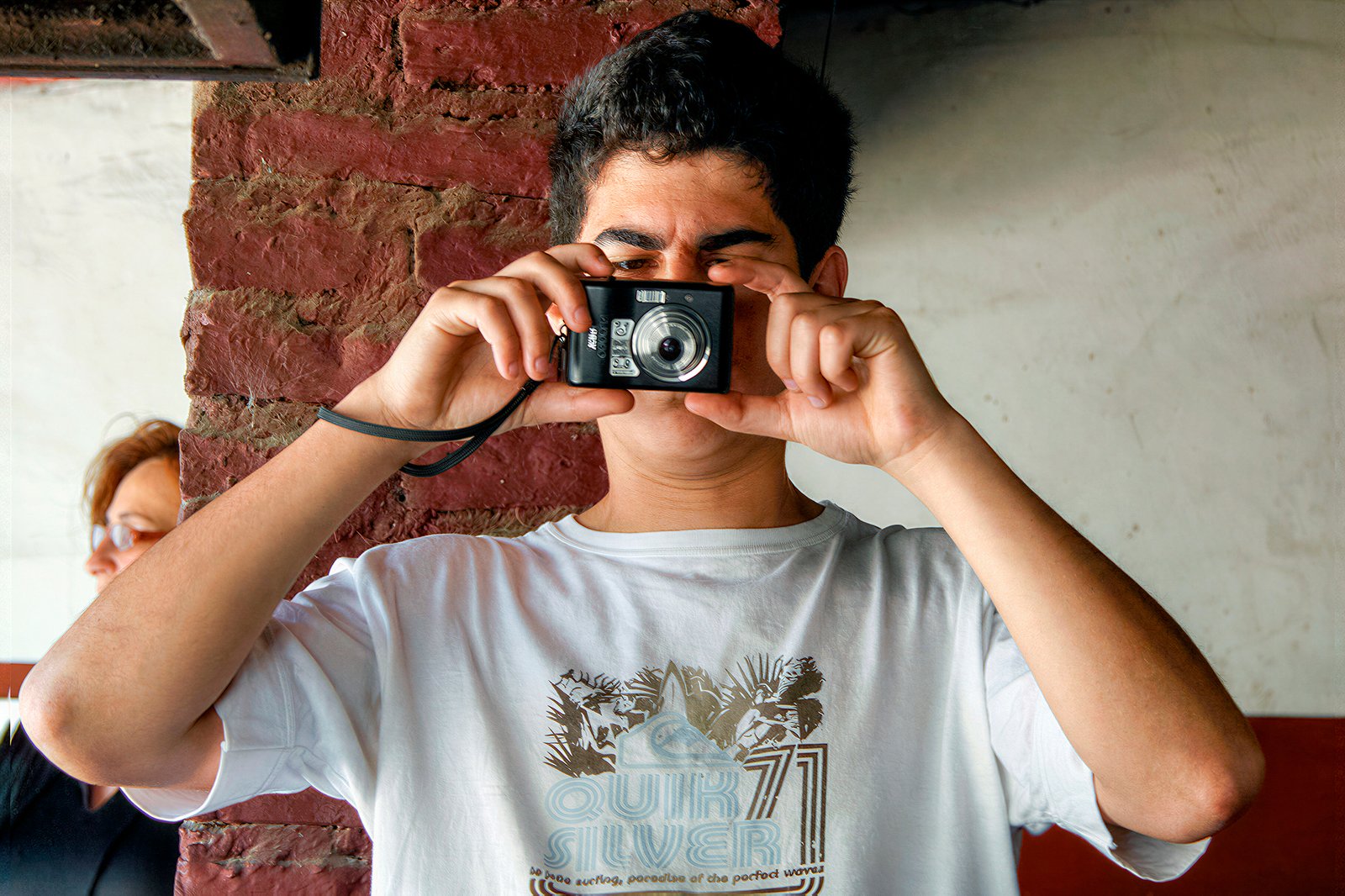 Un fotógrafo aficionado tomando una fotografía con una cámara compacta